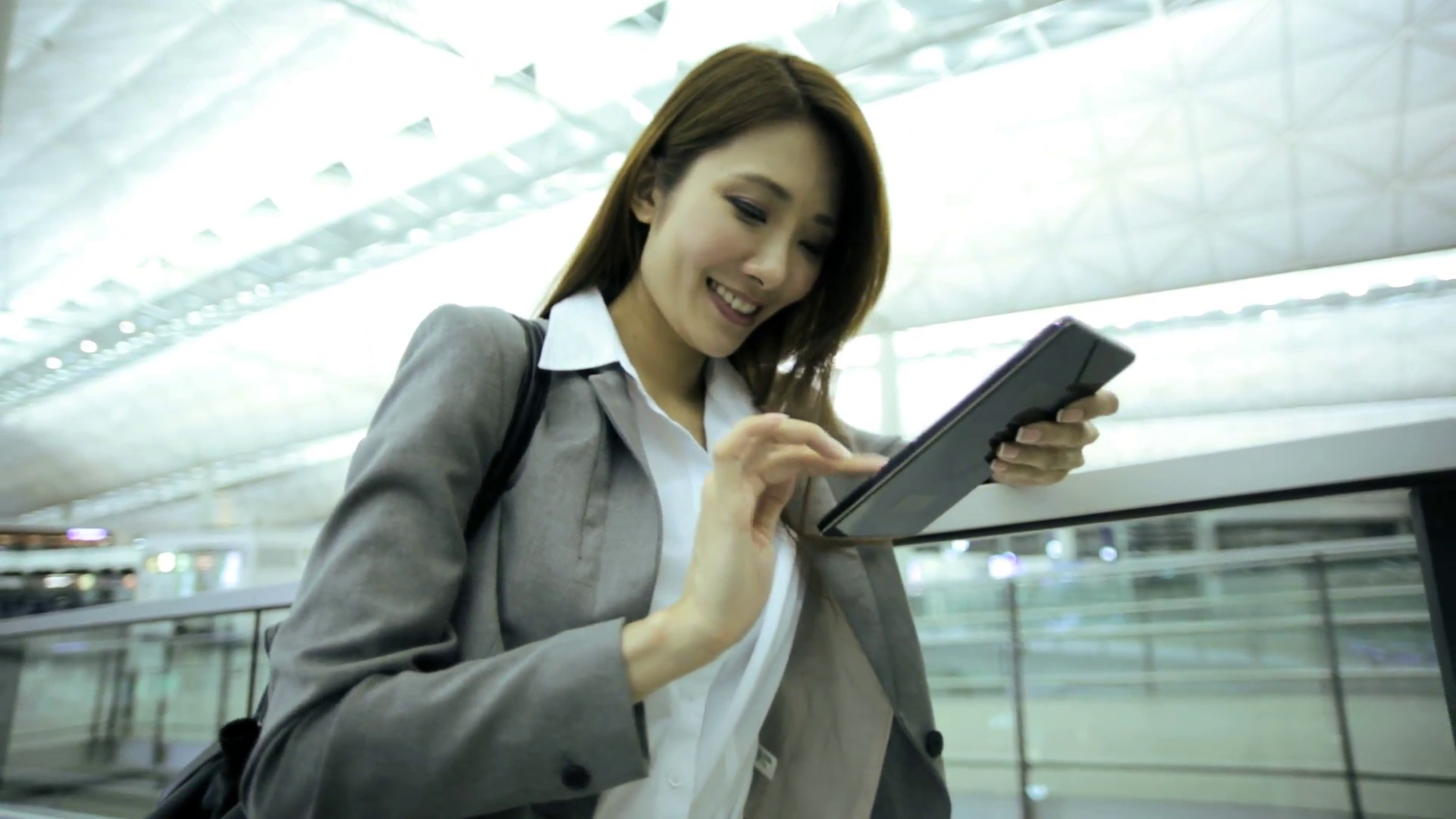 Smart Businesswoman traveling - accounting apps for business travellers
